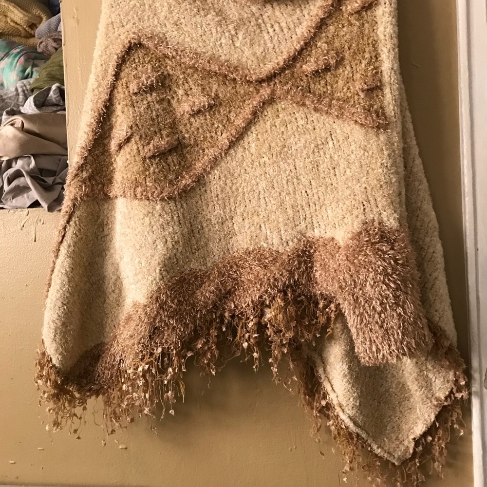 Poncho - Picture 3 of 8